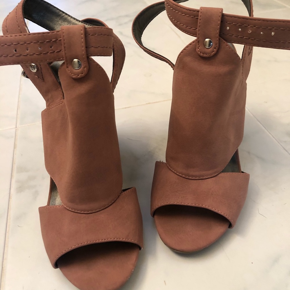 Mauve/pink heels